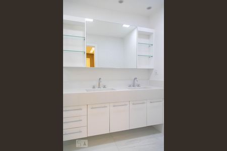 Casa de condomínio à venda com 360m², 4 quartos e 2 vagas Casa de condomínio à venda com 360m², 4 quartos e 2 vagasBanheiro da suíte 3