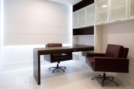 Casa de condomínio à venda com 360m², 4 quartos e 2 vagas Casa de condomínio à venda com 360m², 4 quartos e 2 vagasSuíte 2