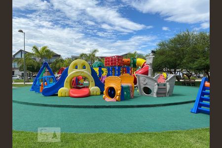 Casa de condomínio à venda com 360m², 4 quartos e 2 vagas Casa de condomínio à venda com 360m², 4 quartos e 2 vagasÁrea comum - playground