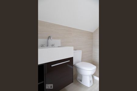 Casa de condomínio à venda com 360m², 4 quartos e 2 vagas Casa de condomínio à venda com 360m², 4 quartos e 2 vagasBanheiro do sótão