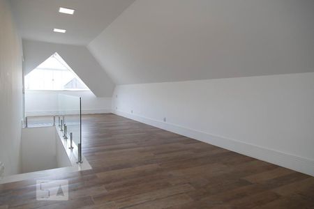 Casa de condomínio à venda com 360m², 4 quartos e 2 vagas Casa de condomínio à venda com 360m², 4 quartos e 2 vagasSótão