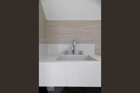 Casa de condomínio à venda com 360m², 4 quartos e 2 vagas Casa de condomínio à venda com 360m², 4 quartos e 2 vagasBanheiro do sótão