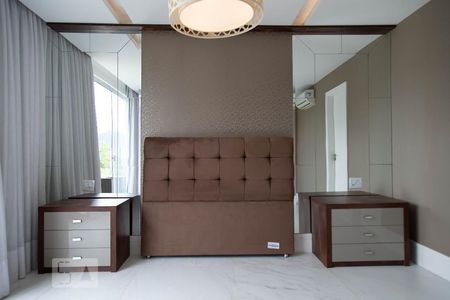 Casa de condomínio à venda com 360m², 4 quartos e 2 vagas Casa de condomínio à venda com 360m², 4 quartos e 2 vagasSuíte 3