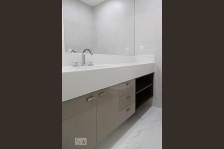 Casa de condomínio à venda com 360m², 4 quartos e 2 vagas Casa de condomínio à venda com 360m², 4 quartos e 2 vagasBanheiro da suíte 2