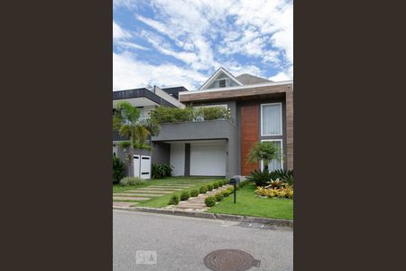 Casa de condomínio à venda com 360m², 4 quartos e 2 vagas Casa de condomínio à venda com 360m², 4 quartos e 2 vagasFachada da casa