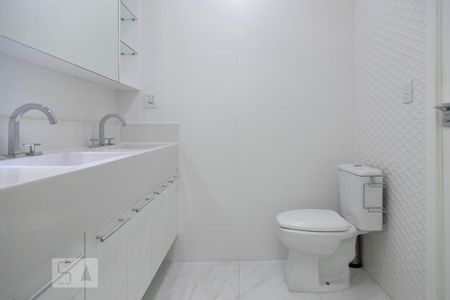 Casa de condomínio à venda com 360m², 4 quartos e 2 vagas Casa de condomínio à venda com 360m², 4 quartos e 2 vagasBanheiro da suíte 3