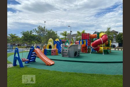 Casa de condomínio à venda com 360m², 4 quartos e 2 vagas Casa de condomínio à venda com 360m², 4 quartos e 2 vagasÁrea comum - playground