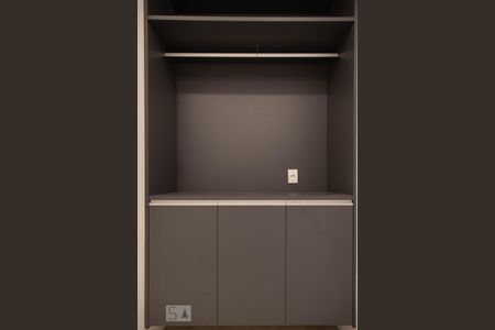 Casa de condomínio à venda com 360m², 4 quartos e 2 vagas Casa de condomínio à venda com 360m², 4 quartos e 2 vagasÁrea de serviço - passadeira