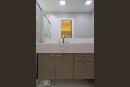 Casa de condomínio à venda com 360m², 4 quartos e 2 vagas Casa de condomínio à venda com 360m², 4 quartos e 2 vagasBanheiro da suíte 2