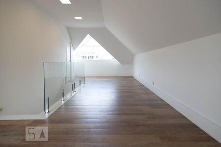 Casa de condomínio à venda com 360m², 4 quartos e 2 vagas Casa de condomínio à venda com 360m², 4 quartos e 2 vagasSótão