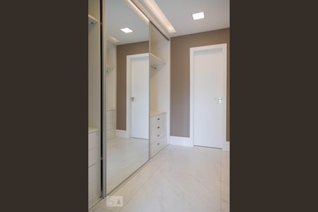 Casa de condomínio à venda com 360m², 4 quartos e 2 vagas Casa de condomínio à venda com 360m², 4 quartos e 2 vagasCloset da suíte 3