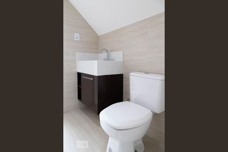 Casa de condomínio à venda com 360m², 4 quartos e 2 vagas Casa de condomínio à venda com 360m², 4 quartos e 2 vagasBanheiro do sótão