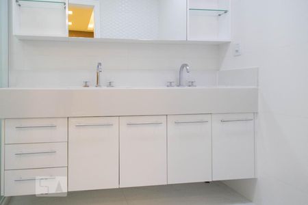 Casa de condomínio à venda com 360m², 4 quartos e 2 vagas Casa de condomínio à venda com 360m², 4 quartos e 2 vagasBanheiro da suíte 3