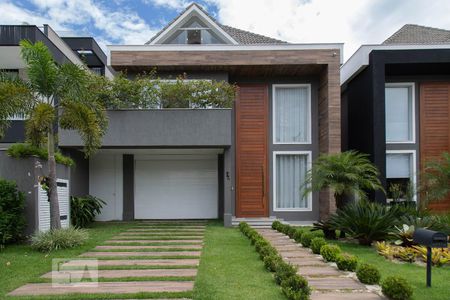 Casa de condomínio à venda com 360m², 4 quartos e 2 vagas Casa de condomínio à venda com 360m², 4 quartos e 2 vagasFachada da casa