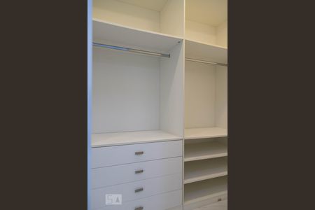 Casa de condomínio à venda com 360m², 4 quartos e 2 vagas Casa de condomínio à venda com 360m², 4 quartos e 2 vagasCloset da suíte 2