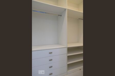 Casa de condomínio à venda com 360m², 4 quartos e 2 vagas Casa de condomínio à venda com 360m², 4 quartos e 2 vagasCloset da suíte 2