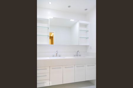 Casa de condomínio à venda com 360m², 4 quartos e 2 vagas Casa de condomínio à venda com 360m², 4 quartos e 2 vagasBanheiro da suíte 3