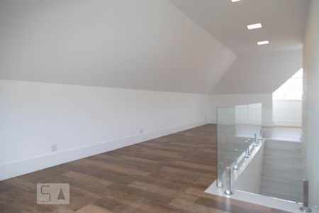 Casa de condomínio à venda com 360m², 4 quartos e 2 vagas Casa de condomínio à venda com 360m², 4 quartos e 2 vagasSótão