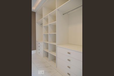 Casa de condomínio à venda com 360m², 4 quartos e 2 vagas Casa de condomínio à venda com 360m², 4 quartos e 2 vagasCloset da suíte 3