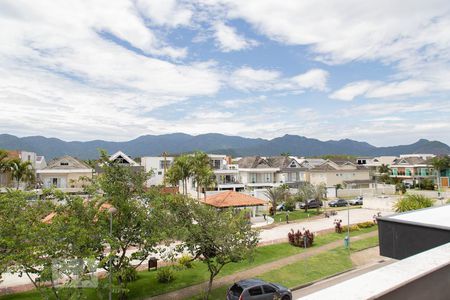 Casa de condomínio à venda com 360m², 4 quartos e 2 vagas Casa de condomínio à venda com 360m², 4 quartos e 2 vagasVista do sótão