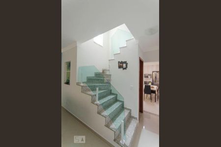 Casa à venda com 150m², 4 quartos e 2 vagas Casa à venda com 150m², 4 quartos e 2 vagasEscada