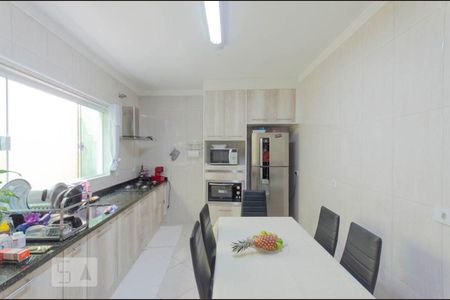 Casa à venda com 150m², 4 quartos e 2 vagas Casa à venda com 150m², 4 quartos e 2 vagasCozinha