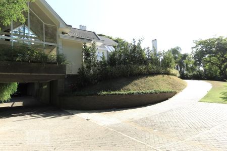 Casa de condomínio à venda com 980m², 4 quartos e 8 vagas Casa de condomínio à venda com 980m², 4 quartos e 8 vagasFachada