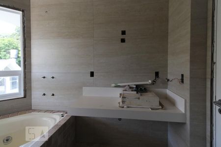 Casa de condomínio à venda com 980m², 4 quartos e 8 vagas Casa de condomínio à venda com 980m², 4 quartos e 8 vagasBanheiro da suíte 3
