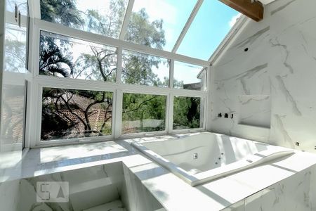 Casa de condomínio à venda com 980m², 4 quartos e 8 vagas Casa de condomínio à venda com 980m², 4 quartos e 8 vagasBanheiro da suíte master