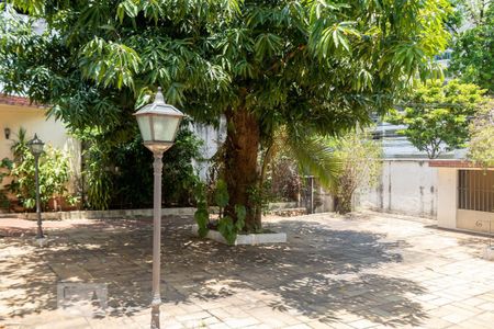 Casa à venda com 1290m², 4 quartos e 3 vagas Casa à venda com 1290m², 4 quartos e 3 vagasQuintal