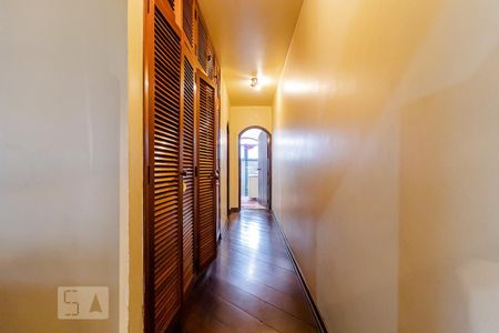 Casa à venda com 200m², 3 quartos e 4 vagas Casa à venda com 200m², 3 quartos e 4 vagasCorredor