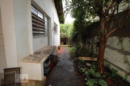 Casa à venda com 287m², 5 quartos e 6 vagasCorredor externo