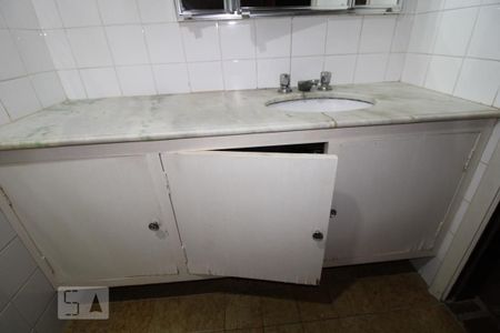 Casa à venda com 287m², 5 quartos e 6 vagasBanheiro da suíte do Quarto 5