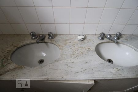 Casa à venda com 287m², 5 quartos e 6 vagasBanheiro Social