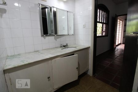 Casa à venda com 287m², 5 quartos e 6 vagasBanheiro da suíte do Quarto 5