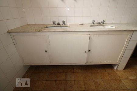 Casa à venda com 287m², 5 quartos e 6 vagasBanheiro Social
