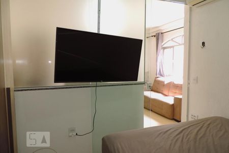 Quarto 1 - Televisão de apartamento para alugar com 1 quarto, 49m² em Kobrasol, São José