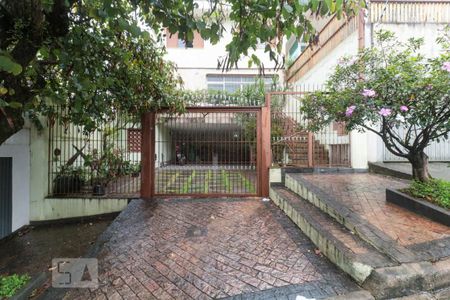Casa à venda com 250m², 4 quartos e 3 vagas Casa à venda com 250m², 4 quartos e 3 vagasFachada