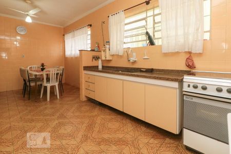 Casa à venda com 250m², 4 quartos e 3 vagas Casa à venda com 250m², 4 quartos e 3 vagasCozinha