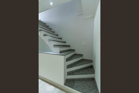 Casa à venda com 150m², 3 quartos e 2 vagasEscada