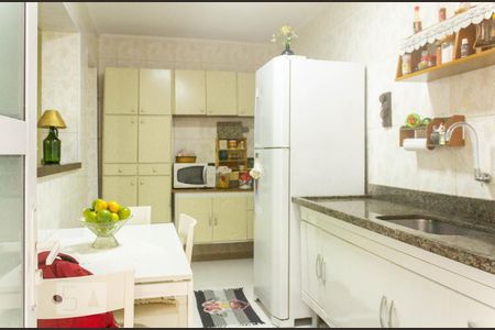 Casa à venda com 184m², 4 quartos e 1 vaga Casa à venda com 184m², 4 quartos e 1 vagaCozinha