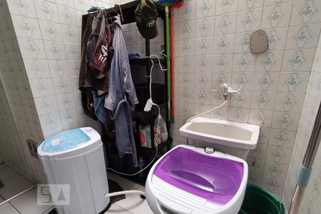 Apartamento à venda com 100m², 2 quartos e sem vagaBanheiro e Área de serviço