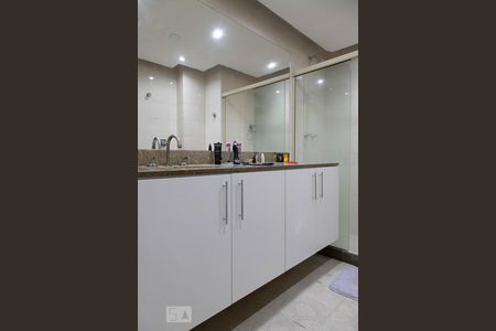 Apartamento à venda com 150m², 4 quartos e 2 vagas Apartamento à venda com 150m², 4 quartos e 2 vagasBanheiro social