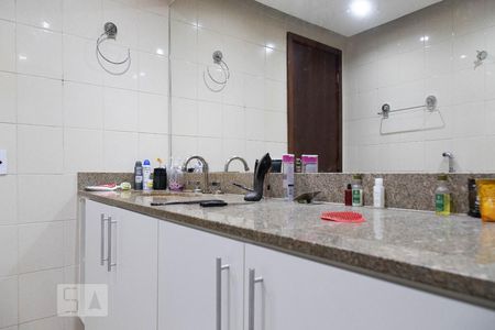 Apartamento à venda com 150m², 4 quartos e 2 vagas Apartamento à venda com 150m², 4 quartos e 2 vagasBanheiro social