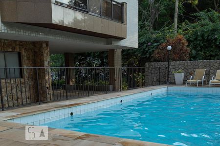 Apartamento à venda com 150m², 4 quartos e 2 vagas Apartamento à venda com 150m², 4 quartos e 2 vagasÁrea comum - Piscina