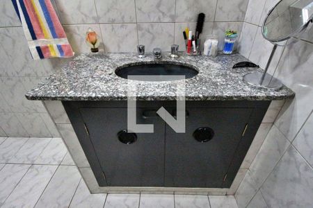 Casa à venda com 180m², 3 quartos e 6 vagasBanheiro do Quarto 1 - Pia e armário