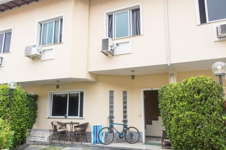 Casa de condomínio à venda com 150m², 3 quartos e 2 vagas Casa de condomínio à venda com 150m², 3 quartos e 2 vagasFachada