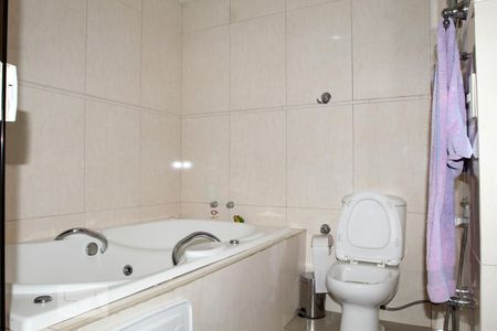 Casa à venda com 400m², 5 quartos e 7 vagasBanheiro da Suíte 1