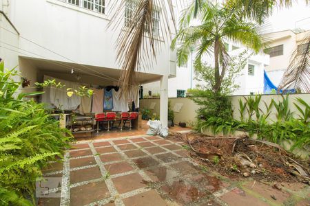 Casa à venda com 320m², 5 quartos e 3 vagas Casa à venda com 320m², 5 quartos e 3 vagasQuintal