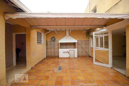 Casa à venda com 230m², 5 quartos e 4 vagas Casa à venda com 230m², 5 quartos e 4 vagasQuintal com Churrasqueira